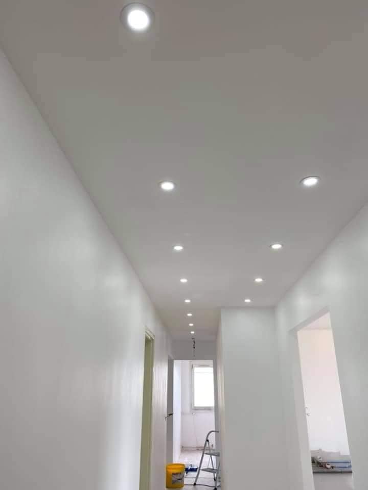 Un couloir sombre transformé en passage lumineux et moderne