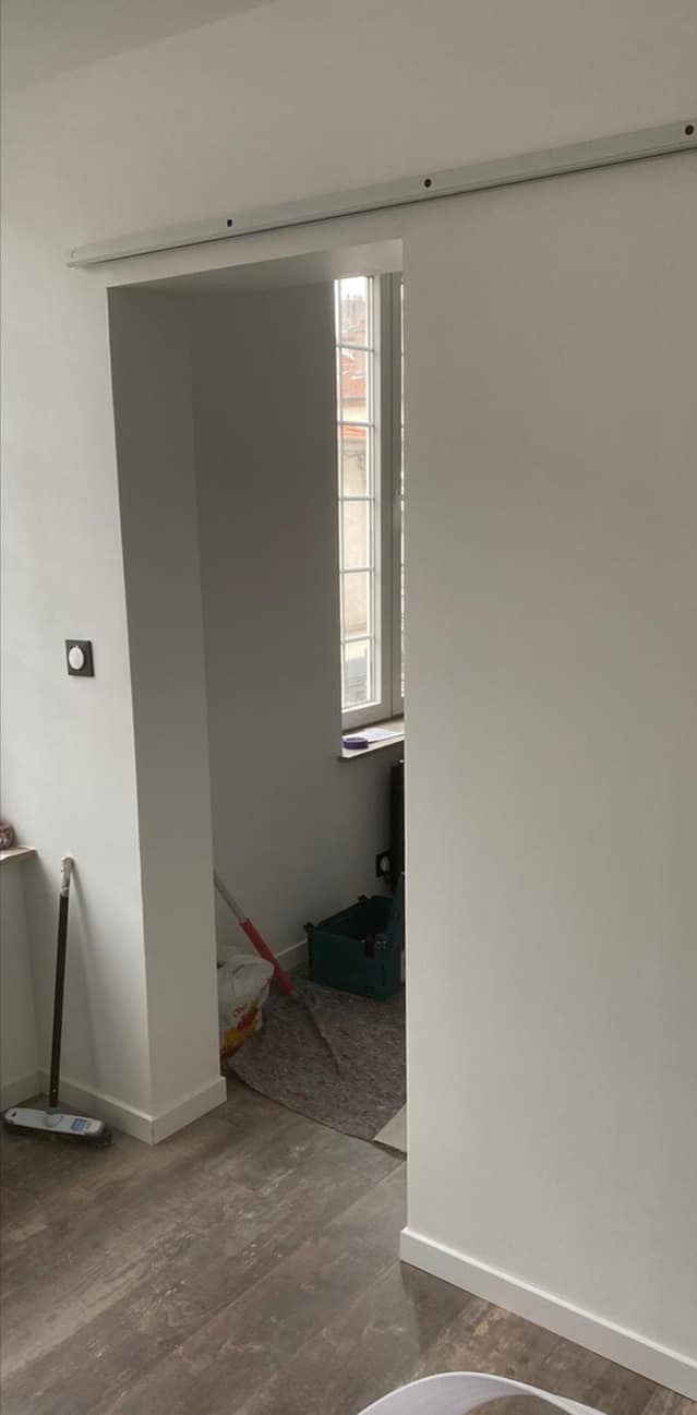 Installation d'une porte coulissante et d'une porte de construction fine